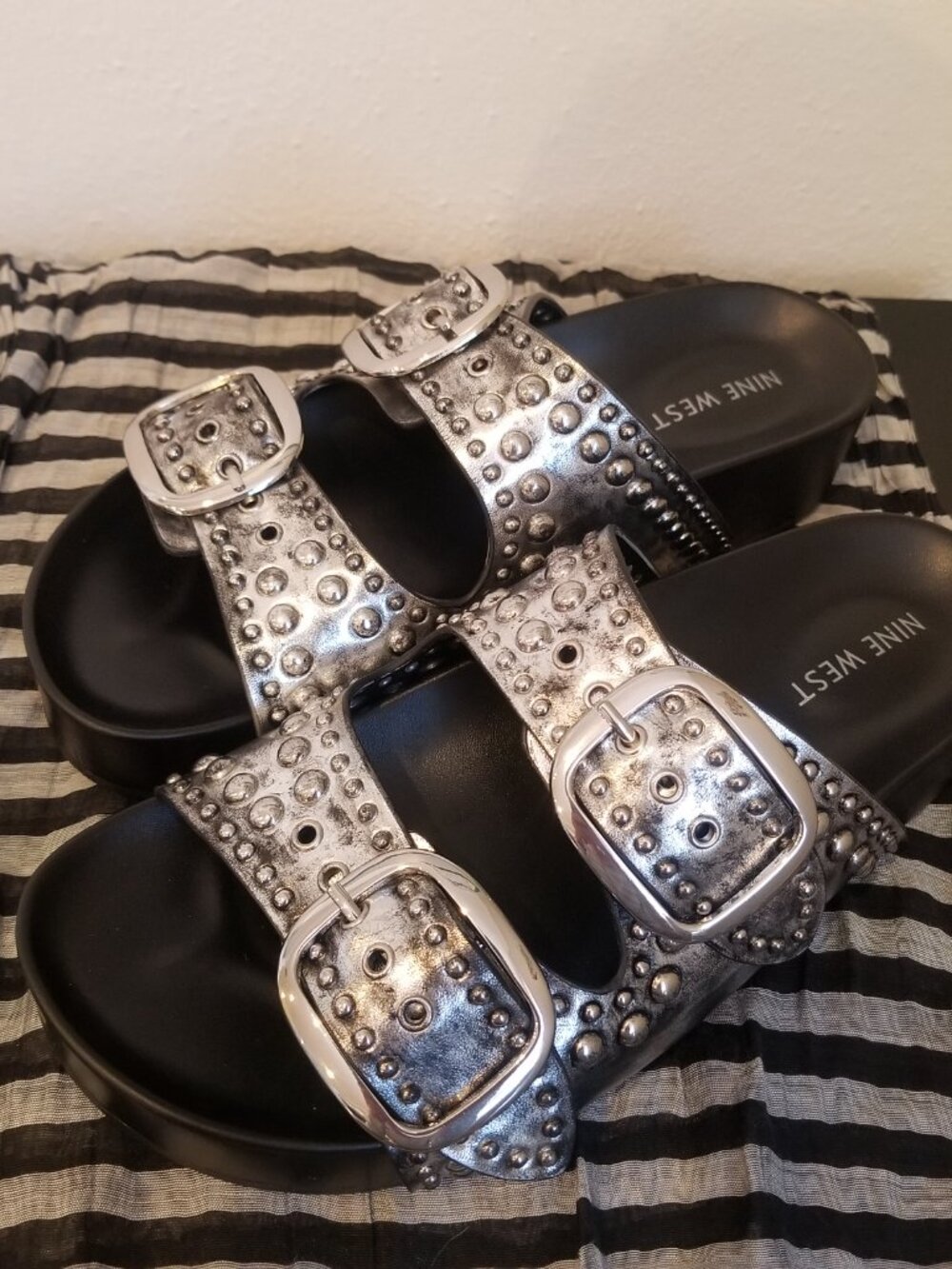 Nine West Flinne Studded Buckle Sandals in Distressed Silver Size 8.5 - Picture 6 of 13